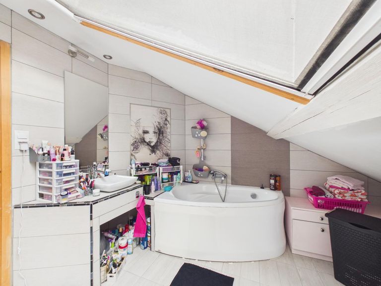 12. Badezimmer 2 Dachgeschoss