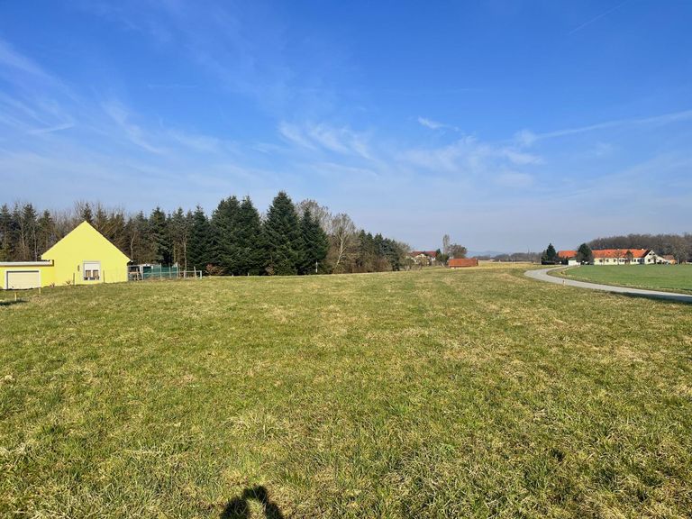 Sonniges, ebenes Baugrundstück