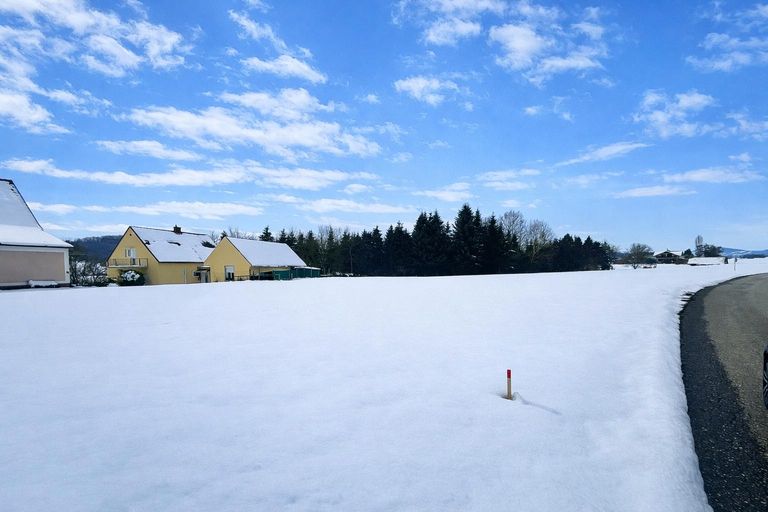 Sonniges, ebenes Baugrundstück