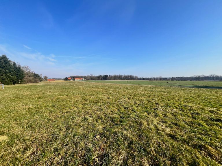 Sonniges, ebenes Baugrundstück