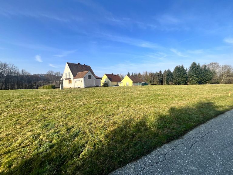 Sonniges, ebenes Baugrundstück