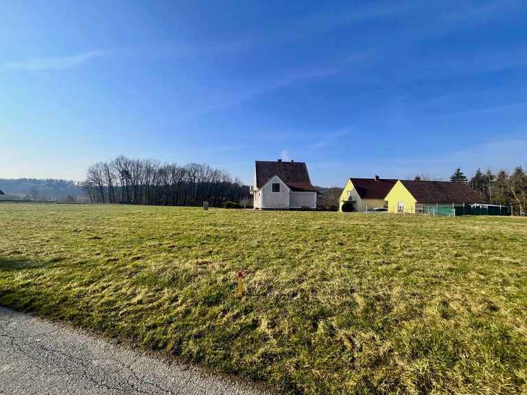 Sonniges, ebenes Baugrundstück