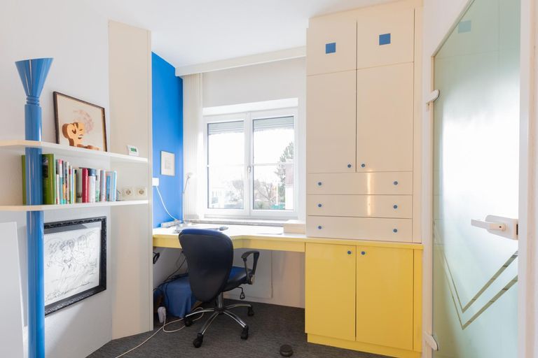 Schlafzimmer mit Home-Office-Bereich