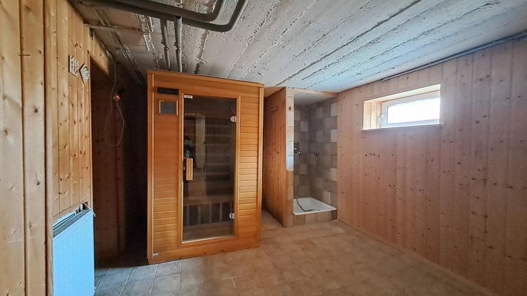 Infrarotkabine, Dusche im Keller