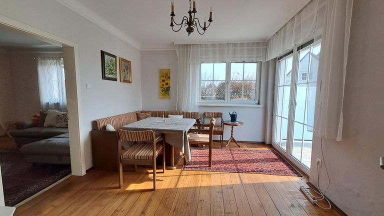 Esszimmer mit Ausgang auf die Terrasse