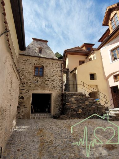 Innenhof mit Aufgang zum Garten