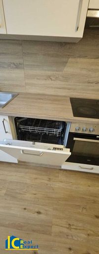 Küche mit Kühl-Gefrierkombination, Elektro-Ceranherd, Geschirrspüler, Waschmaschine...