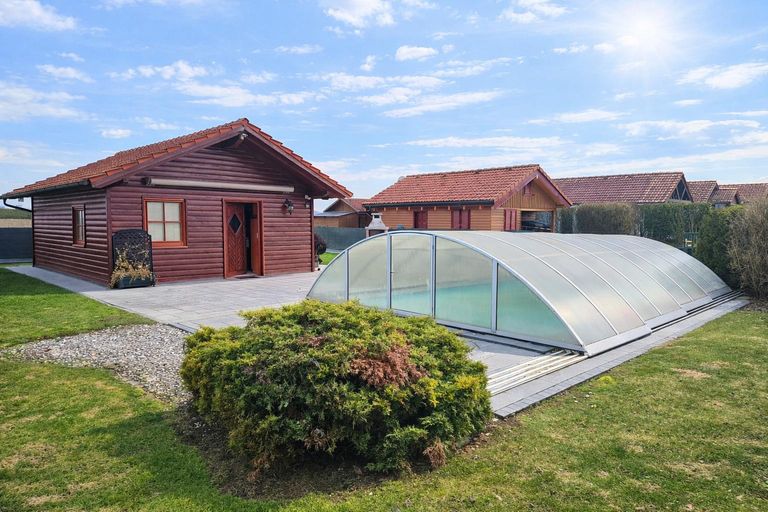 Außenansicht mit Pool