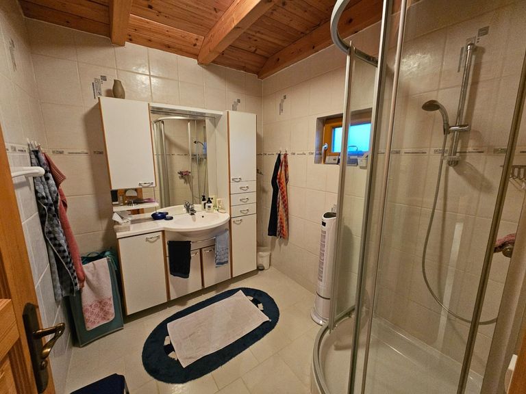 Badezimmer mit Dusche