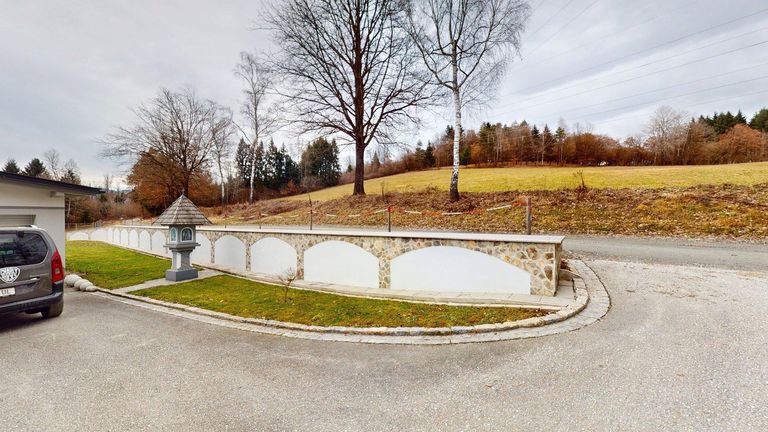 Einfahrt und Zufahrt, Stützmauer