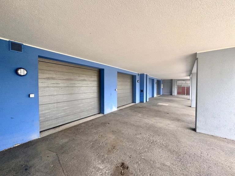 Garage und Parkplatz