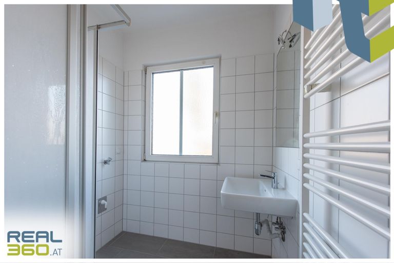 Badzimmer mit Dusche und Handtuchheizkörper