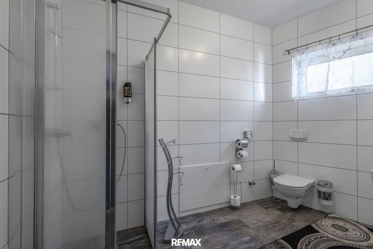 Bad mit Dusche und WC