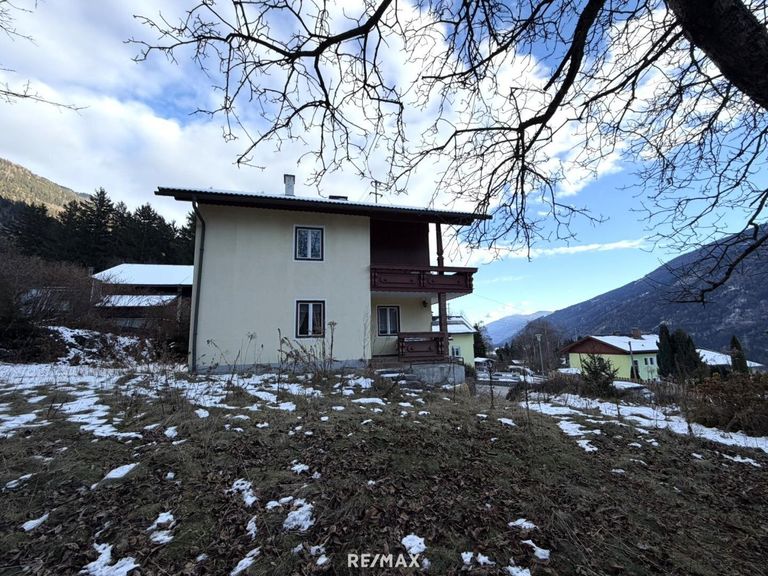 Rückansicht Haus samt Garten