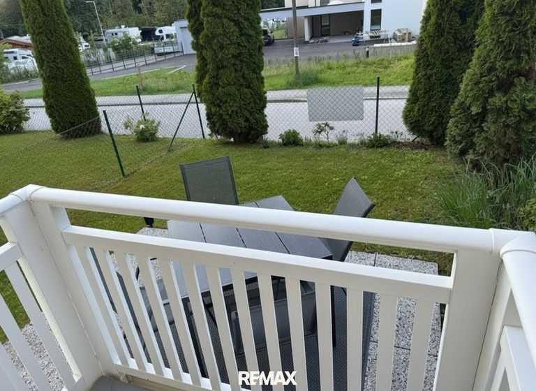 Terrasse samt Grünfläche