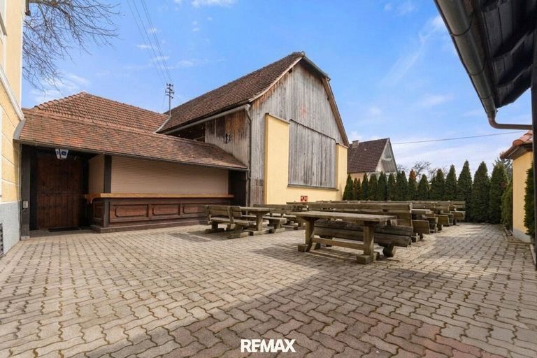 Innenhof mit Gastgarten