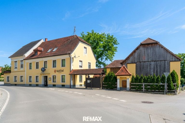 Außenansicht samt Parkplätze