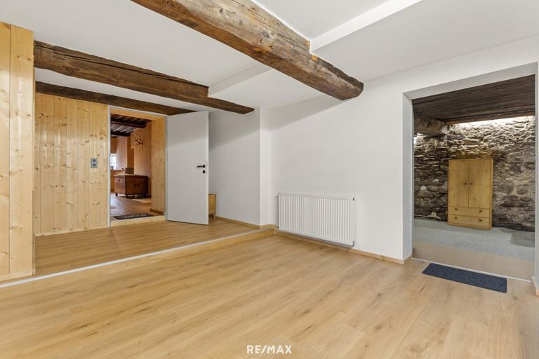 Zimmer mit Zugang zum Vorraum