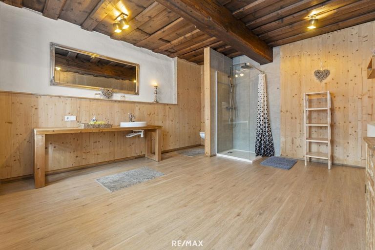 Badezimmer mit Dusche und WC