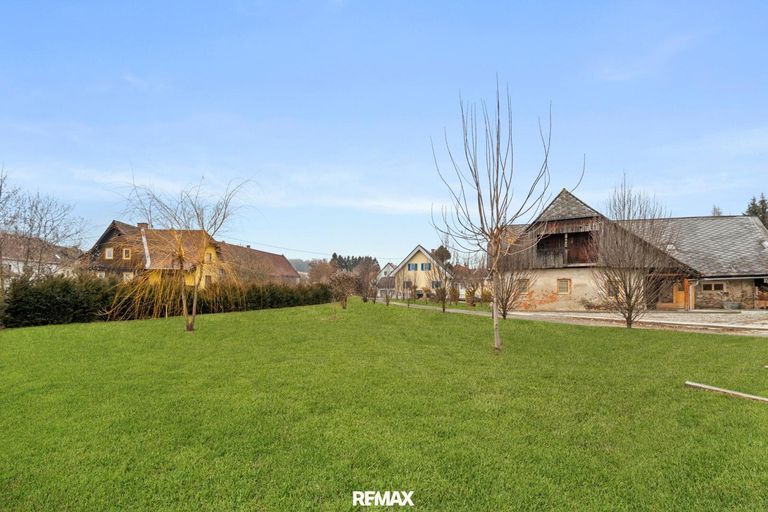 Ansicht Haus Süd-Ost samt zusätzlichem Grundstück