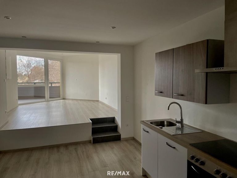 Wohn-/Schlafbereich mit Zugang zur Loggia