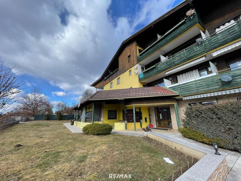 Wohnhaus samt Grünfläche