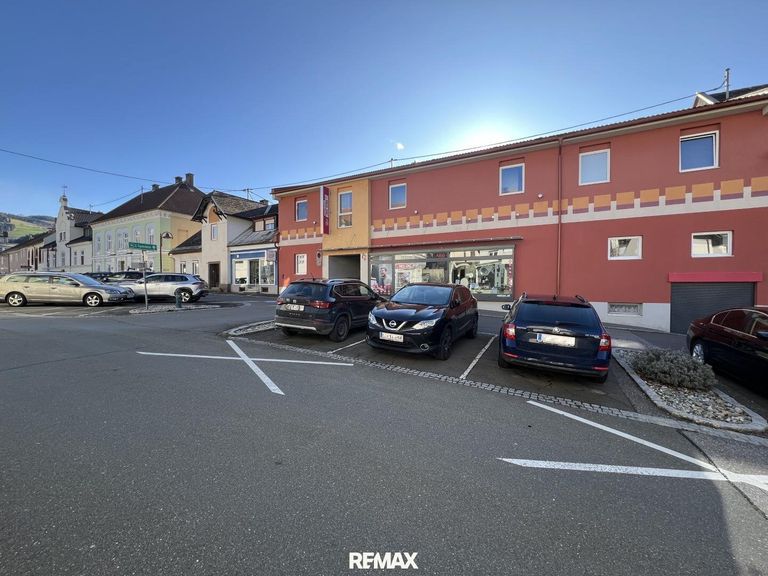 Wohn-/Geschäftshaus samt öffentliche Parkflächen