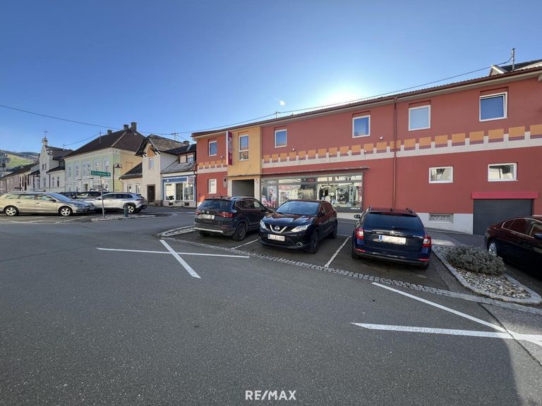 Wohn-/Geschäftshaus samt öffentliche Parkflächen