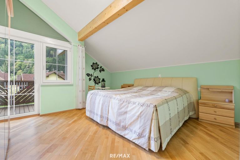 Zimmer samt Zugang Balkon OG