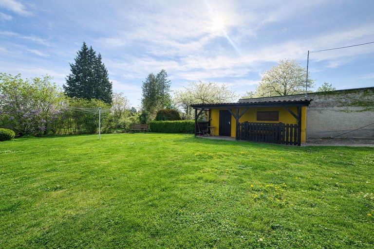 Gartengrundstück mit Garage und Laube