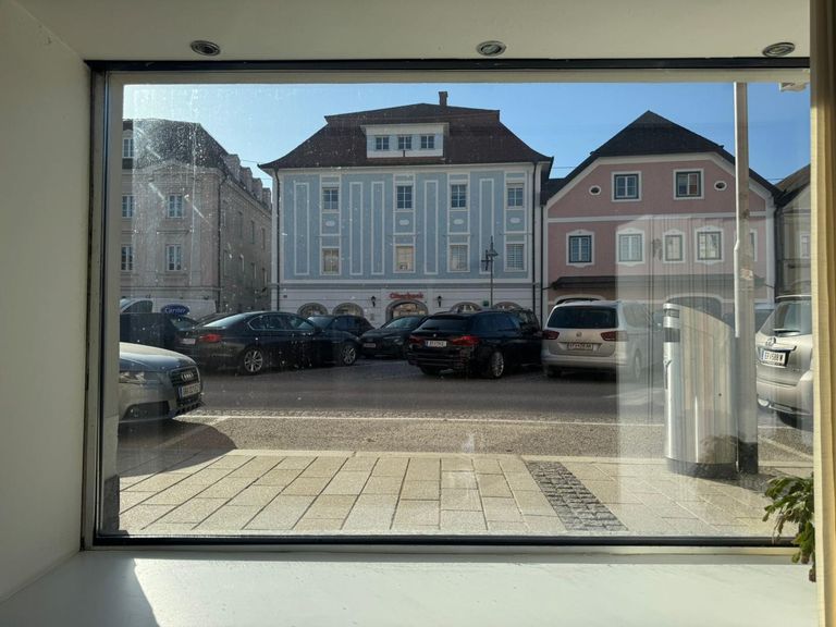 Blick vom Geschäftsraum auf den Stadtplatz