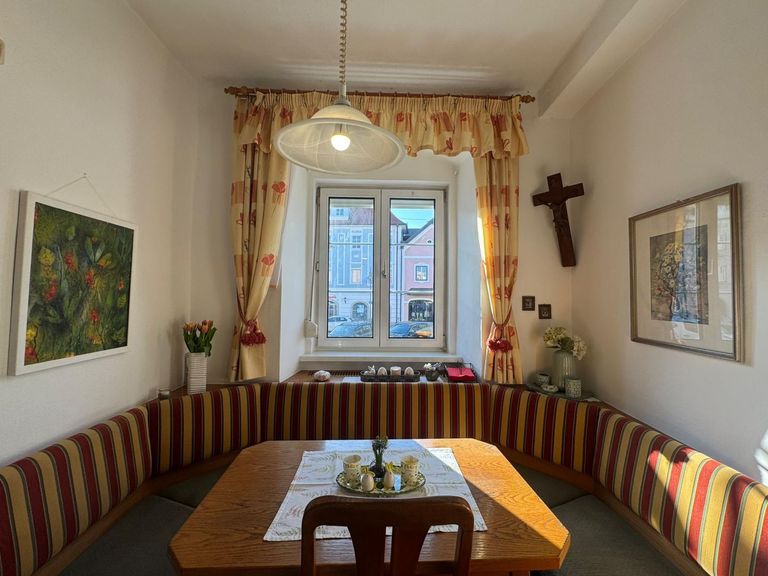 Essbereich mit Blick auf den Eferdinger Stadtplatz