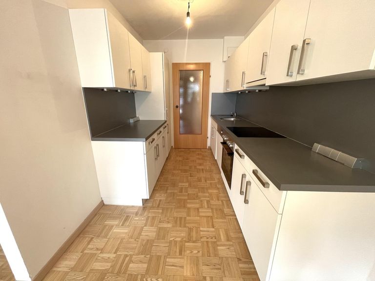 Küche - Blick zum Vorraum