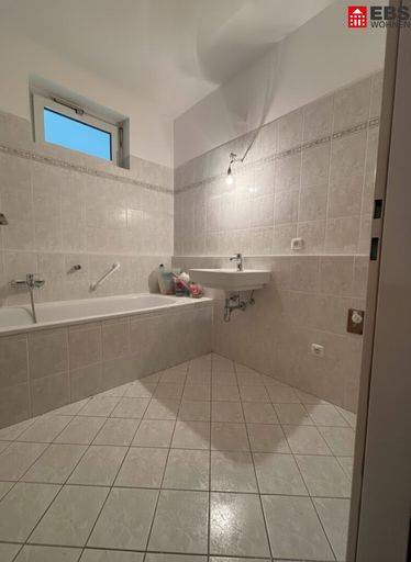 Badezimmer mit Badewanne und Fenster