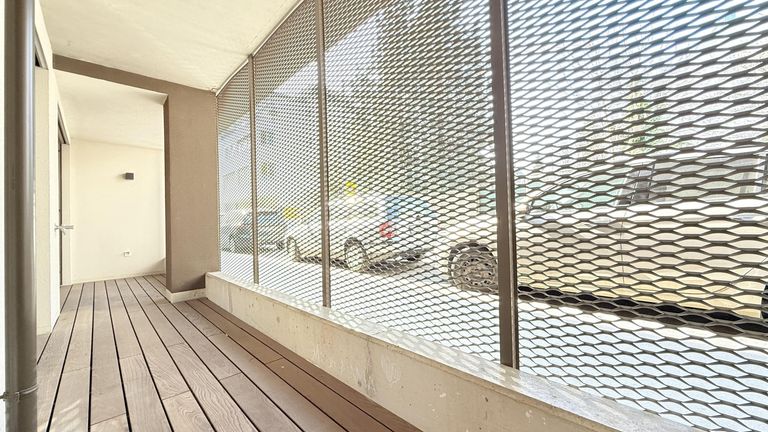 Loggia - groß, aber zur Straße