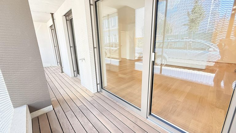 Loggia - groß, aber zur Straße