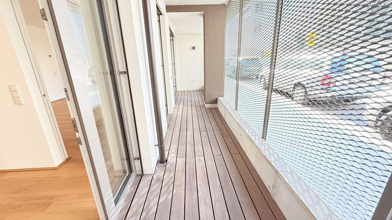 Loggia - groß, aber zur Straße