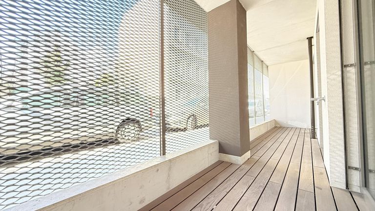 Loggia - groß, aber zur Straße