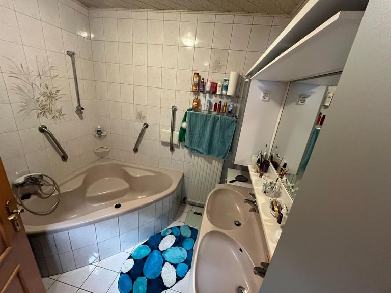 Bad im EG mit Eckwanne und Doppelwaschbecken