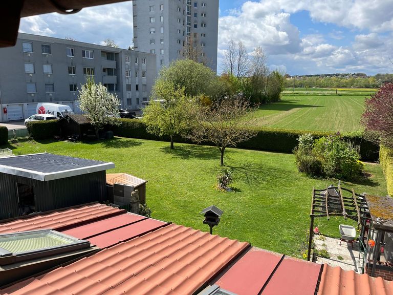 Blick aus der Einliegerwohnung im OG in den Garten