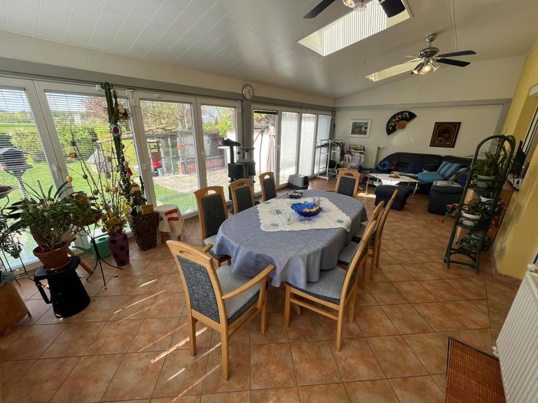 großer Wintergarten imEG