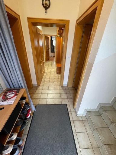 Blick vom Haupteingang in den Flur