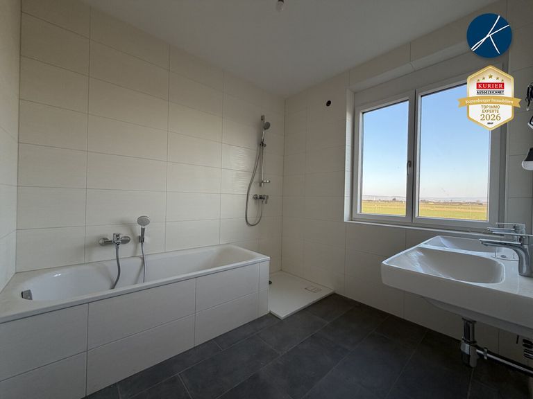 Bad mit Wanne und Dusche