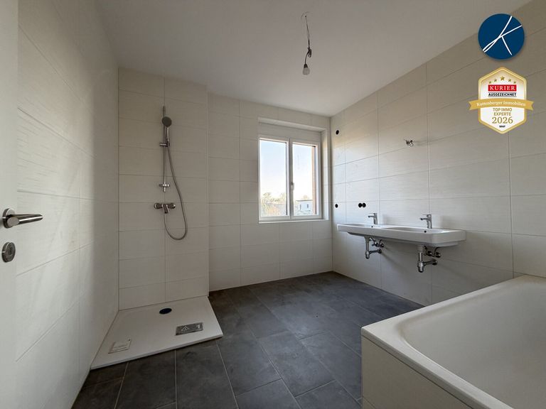 Bad mit Wanne und Dusche