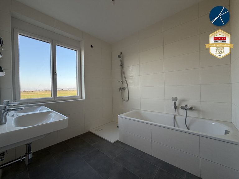 Bad mit Wanne und Dusche