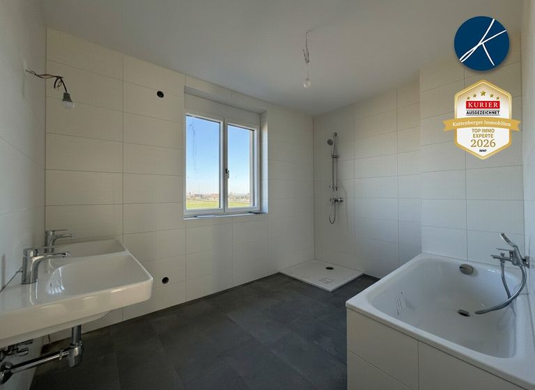 Bad mit Wanne und Dusche