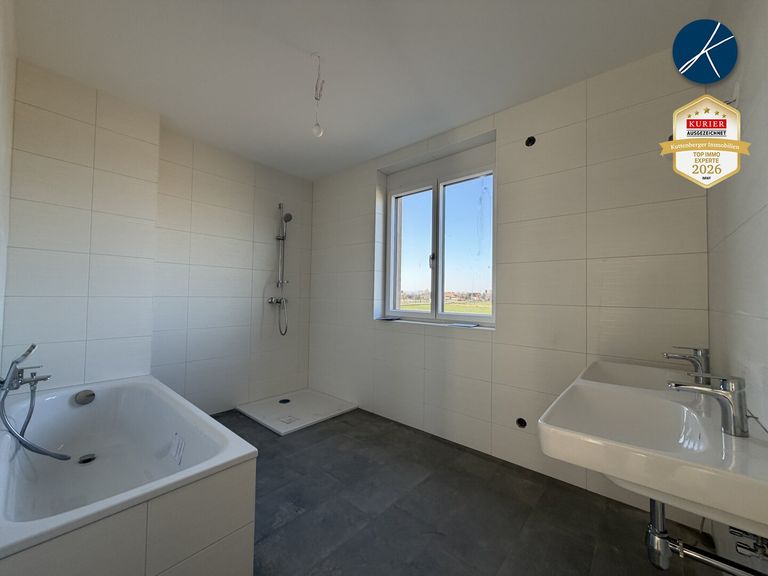 Bad mit Wanne und Dusche