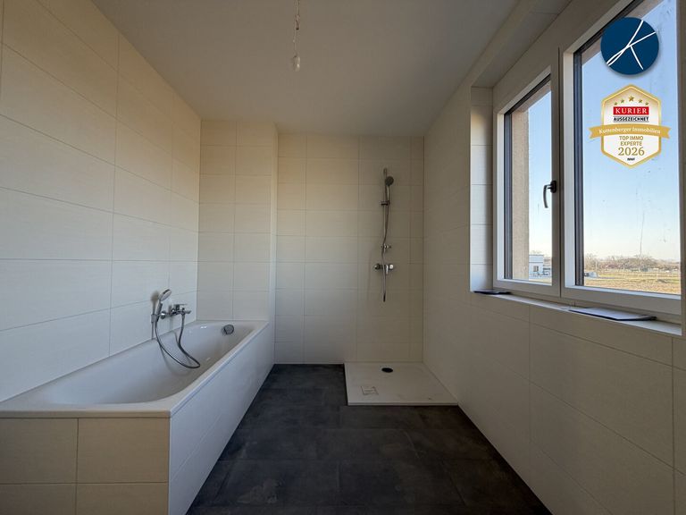 Bad mit Wanne und Dusche